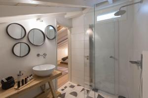 Koupelna v ubytování Amymone Suites + 37 fotografií