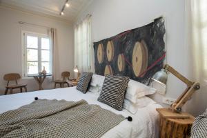 um quarto com uma cama com uma grande pintura na parede em Amymone Suites em Nafplio