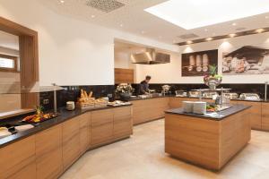 Kuchnia lub aneks kuchenny w obiekcie Hotel Metzgerwirt