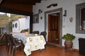 una sala da pranzo con tavolo, sedie e porta di La Berrera a Firgas