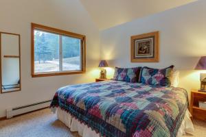 - une chambre avec un lit et une fenêtre dans l'établissement Chair Mountain Cabin at Filoha Meadows, à Redstone