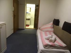 フィラッハにあるSingle Room in Warmbadのベッドルーム1室(赤ちゃん1台付)