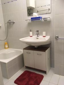 フィラッハにあるSingle Room in Warmbadのバスルーム(洗面台、トイレ、バスタブ付)