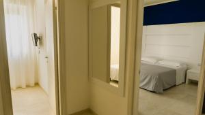 Tempat tidur dalam kamar di Hotel Scialara