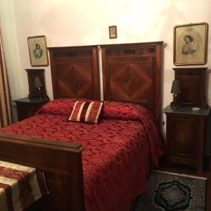 ボローニャにあるScaletta D'Oroのベッドルーム1室(赤い掛け布団付きのベッド1台付)