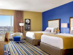 セントルイスにあるザ ムーンライズホテルのベッド2台と窓が備わるホテルルームです。