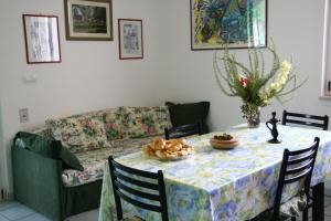 トッレ・サン・ジョヴァンニ・ウジェントにあるvillino Elisa mare verdeのリビングルーム(テーブル、ソファ付)