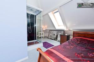 sypialnia na poddaszu z łóżkiem i oknem w obiekcie Amsterdam Farmland w Amsterdamie