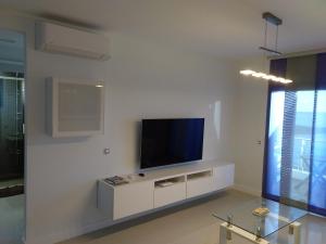 Televízia a/alebo spoločenská miestnosť v ubytovaní Ocean Front Apartment (WiFi)
