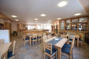 a dining room with wooden tables and chairs at Weingut und Gästehaus Wetzler in Vendersheim