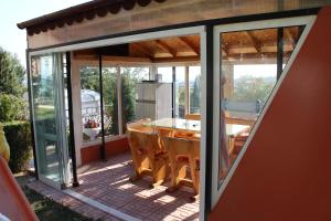 een keuken met glazen deuren en een tafel met stoelen bij Villa Summer House in Sveti Konstantin