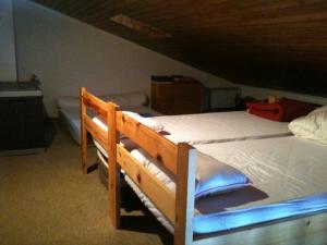 Uma ou mais camas em beliche em um quarto em Amethyste