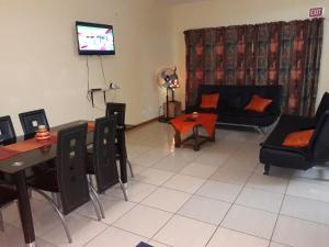 Televízia a/alebo spoločenská miestnosť v ubytovaní Thula Du Estate - family houses