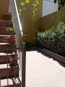 una escalera con macetas en el lateral de un edificio en Casa en barrio Villa Elvina en Santa Rosa