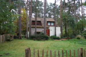een huis in het bos met een hek bij Waterlelie 34 Rekem in Rekem