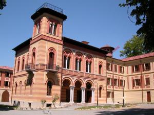 MelazzoVilla Scati Bed and Breakfast的一座顶部有塔楼的大楼