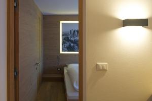 Habitación con cama y luz en una puerta en Apartments Thaler Irina, en Ortisei 32 fotos más