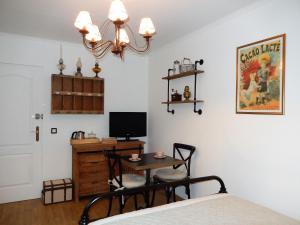 TV a/nebo společenská místnost v ubytování La Cordonnerie de Réau