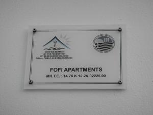 een bord op een muur dat zegt voor parachutisten bij Fofi Apartments in Symi