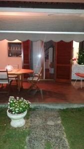 チンクアレにあるsole mare versiliaのパティオ(テーブル、椅子、テーブル付)