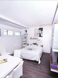 1 Schlafzimmer mit einem Bett und 2 weißen Tischen und Stühlen in der Unterkunft Heaven in Pori