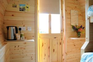 A kitchen or kitchenette at Coach Field Camp