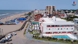 Una vista aérea de una playa y un edificio. en Atlantico Hotel, en Villa Gesell