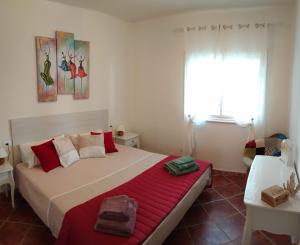エル・メダノにあるBalancon Playa Cabezoのベッドルーム1室(赤毛布付きの大型ベッド1台付)