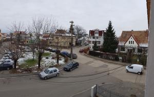 シビウにあるFloare de Colțの駐車場車を停めた街道