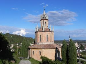 una vecchia chiesa con una torre su una collina di da Meri tra le colline del prosecco DOCG locazione turistica a Farra di Soligo