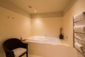 A bathroom at Shotover Penthouse & Spa by Staysouth