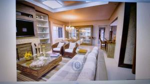 un salon avec un canapé et une table dans l'établissement Casa com piscina Praia dos Molhes, à Torres