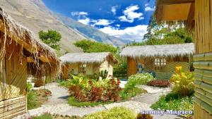 una casa con giardino di fronte a una montagna di Cabañas Samay Mágico Ecolodge a Huigra