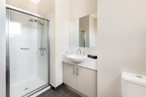 A bathroom at Punt Road Apartment Hotel