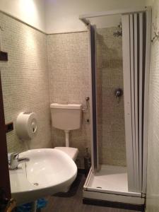 ミラノにあるVillamelchiorre 1のバスルーム(トイレ、洗面台、シャワー付)