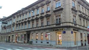 un grand bâtiment au coin d'une rue dans l'établissement Apartment Perla, à Zagreb