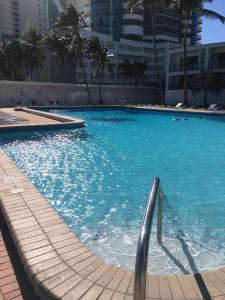 Ocean Front Units at Miami Beach tesisinde veya buraya yakın yüzme havuzu