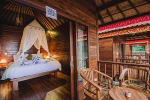 レンボンガン島にあるLembongan Seaviewの木製の壁のベッドルーム1室(ベッド1台付) +37枚の写真