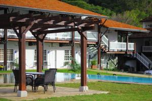 a patio with chairs and a table in front of a house at Hotel Luisiana in San José