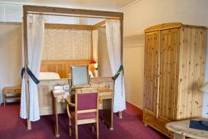 a bedroom with a desk and a bed and a desk at Moi Hotel in Moi +12 photos