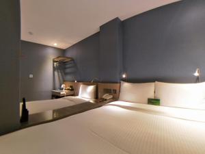 Ліжко або ліжка в номері Beauty Hotels Taipei - B7 Journey