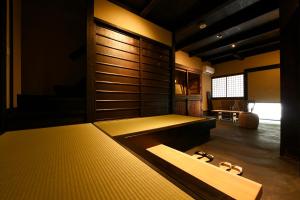 a japanese room with a bathtub in the middle at Kuraya Omiya Shimabara in Kyoto