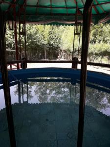 una piscina in una casa con riflesso nell'acqua di Cabañas Lagos Dos Molinos a Marcos Paz