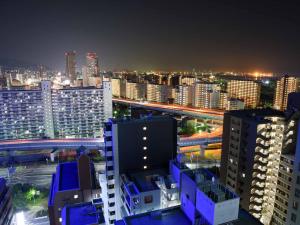 uitzicht op een stad in de nacht met gebouwen bij Kobe Sannomiya Union Hotel in Kobe