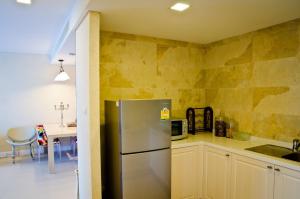 une cuisine avec un réfrigérateur en acier inoxydable et un évier dans l'établissement Marakesh Hua Hin Resident-Room Type E, à Hua Hin