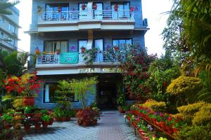 Κήπος έξω από το Hotel Orchid