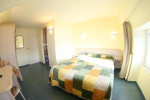 Postel nebo postele na pokoji v ubytování Hôtel Saint-Marc