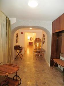 a hallway with a table and chairs in a room at Stadtvilla Auerhahn in Vöcklabruck