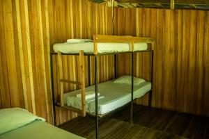 Двох'ярусне ліжко або двоярусні ліжка в номері Albergue La Laguna