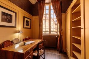 una oficina con escritorio y ventana en Heart of Sarlat, en Sarlat-la-Canéda